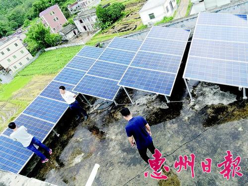 安装在横沥马岭村小学屋顶的光伏发电设施助力扶贫。
